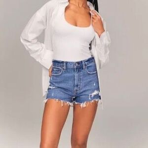 Abercrombie & Fitch Curve Love Distressed The Mom Short High Rise - Women’s 27